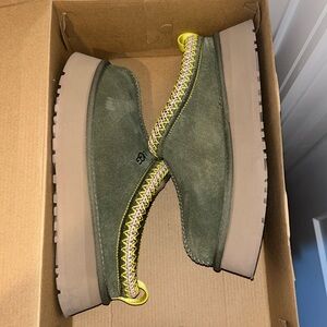 Size 7 burnt olive UGG tazz slippers with braid